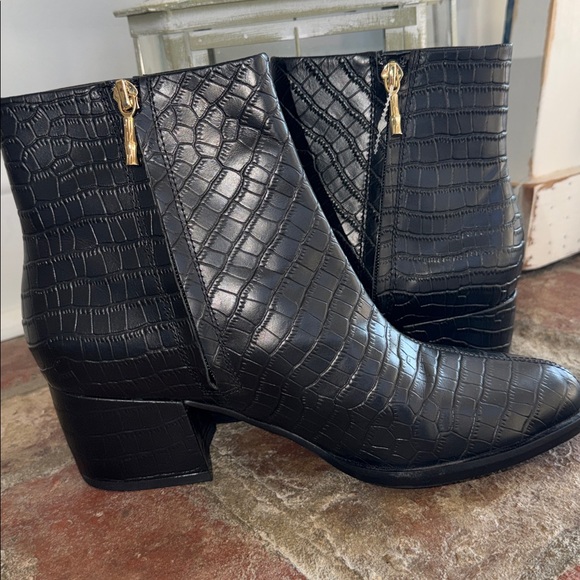 ⭐️NWOT J. McLaughlin Gwyneth Croc Embossed Bootie⭐️ - Picture 3 of 7